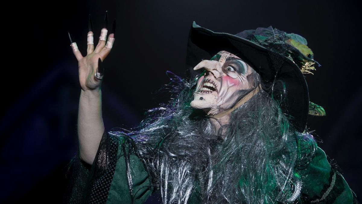 Foto de archivo del personaje de una bruja en una representación teatral.