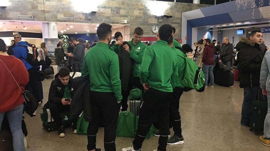 Los jugadores del Liceo en el aeropuerto de Alvedro.