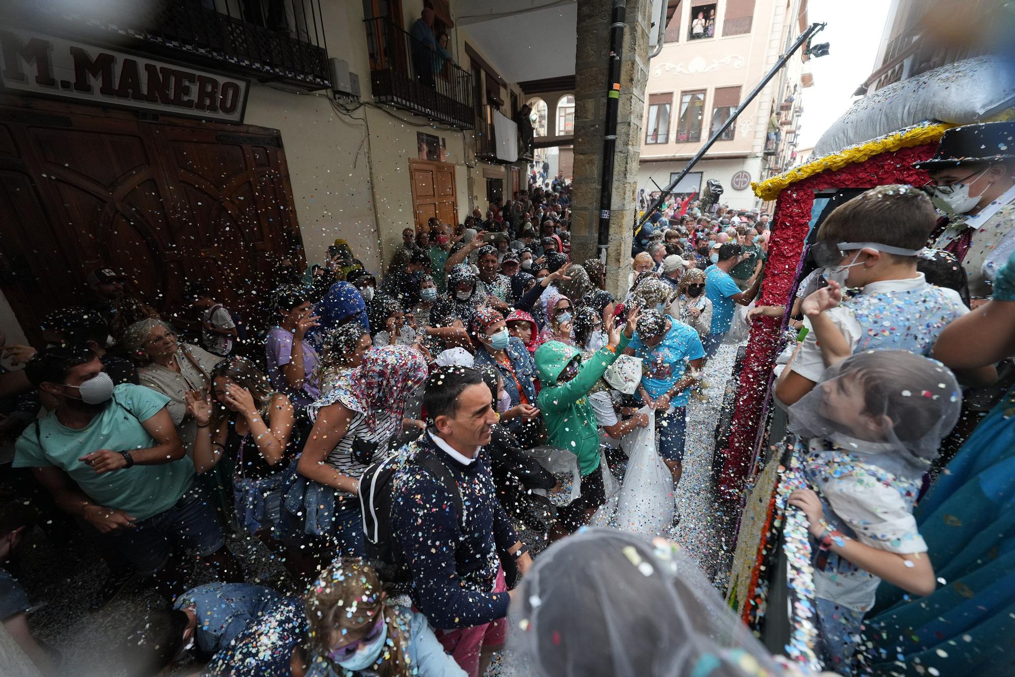 Búscate en el desfile de carrozas y disfraces de l'Anunci de Morella