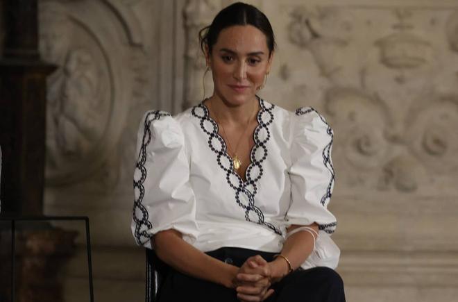 Tamara Falcó con blusa blanca bordada y con mangas abullonadas