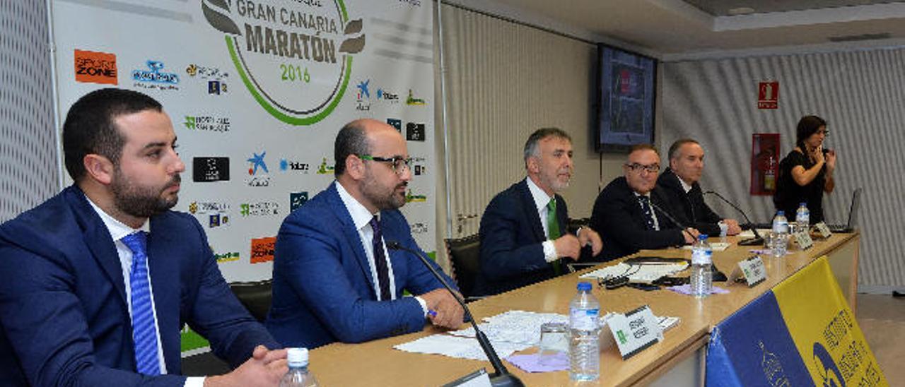 Alberto Hernández (i.), presidente de la Federación Canaria de Atletismo; Aridany Romero, concejal de Deportes del Ayuntamiento capitalino; Ángel Víctor Torres, consejero insular de Deportes; José Manuel Baltar, de Hospitales San Roque.