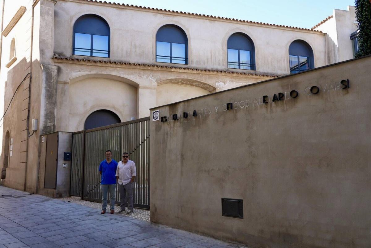 Francisco Carrallo y Francis Marín, presidente y vicepresidente de la asociación de alumnos, respectivamente, en la nueva sede de Artes y Oficios, que permanece cerrada.
