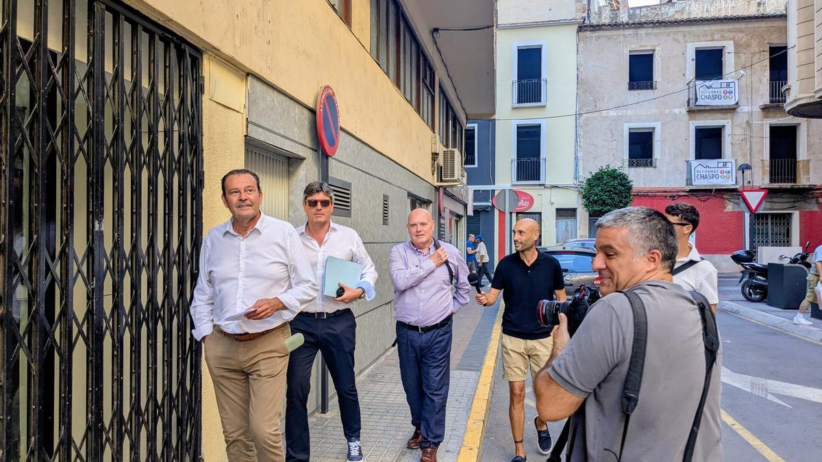 El alcalde junto a su abogado y el Concejal de RR.HH en su pasada declaración ante el Juzgado.