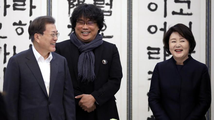 El director de &#039;Parásitos&#039;, Bong Joon-ho (C), con el presidente surcoreano Moon Jae-in (Iz.) y la primera dama Kim Jung-sook (D.).