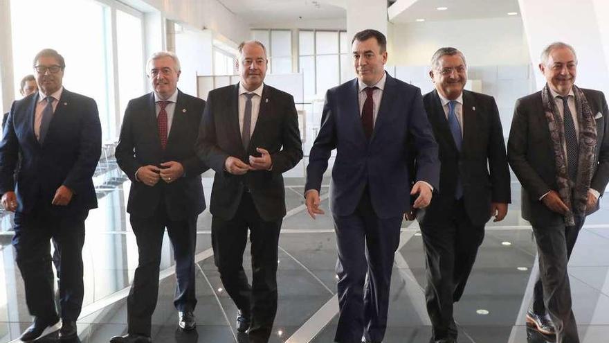 De izquierda a derecha: Julio Abalde, Juan Viaño, Salustiano Mato, Román Rodríguez, el presidente del Consello Social de la UVI, Ernesto Pedrosa, y el director xeral de Centros, José Manuel Pinalaro.