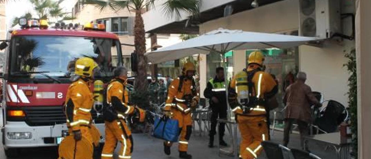 Intervención de los bomberos de Torrevieja en un incendio.