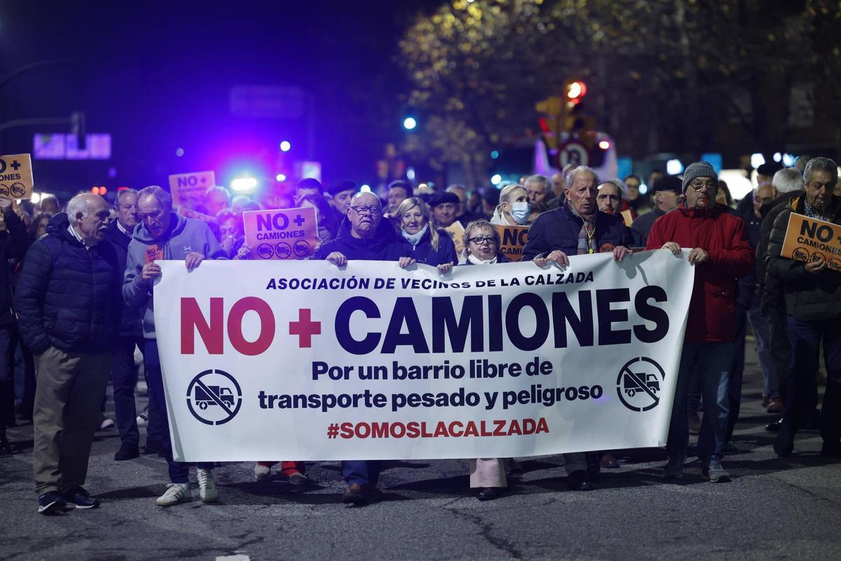 La última manifestación del 2025 contra el tráfico pesado por Príncipe de Asturias, en imágenes