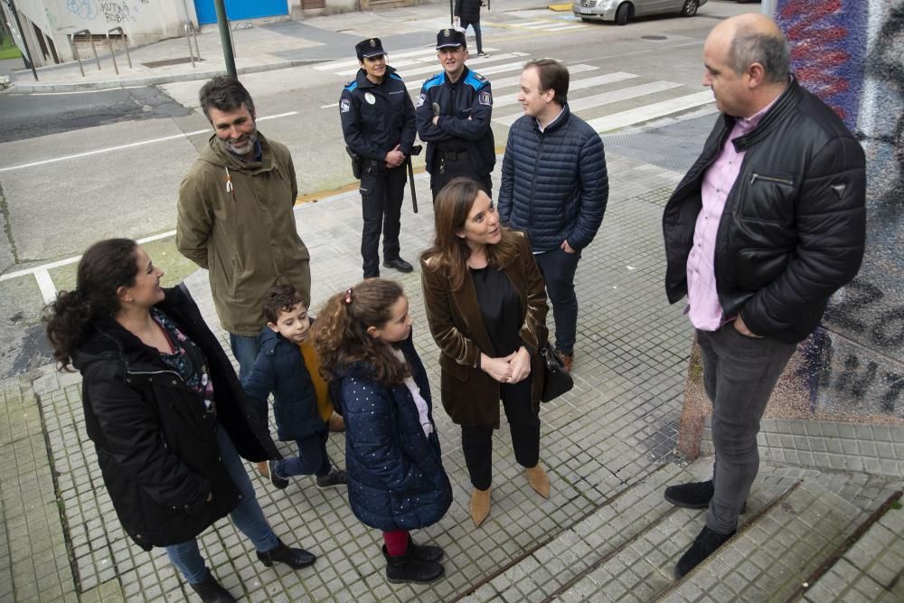 Inés Rey analiza la movilidad en Monte Alto con los vecinos del barrio