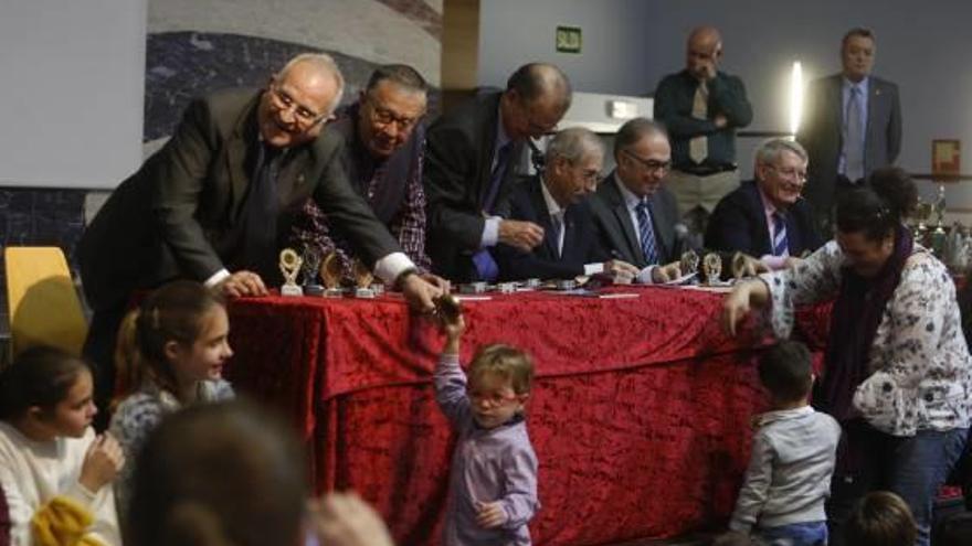 Uno de los momentos del acto de ayer en el que se distinguieron los mejores belenes de 2017.