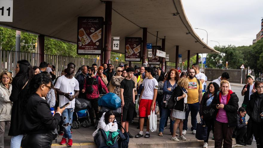 Usuarios de Rodalies en Barcelona esperan la dimisión: “Es un desmadre” Usuarios de Rodalies en Barcelona esperan la dimisión: “Es un desmadre”