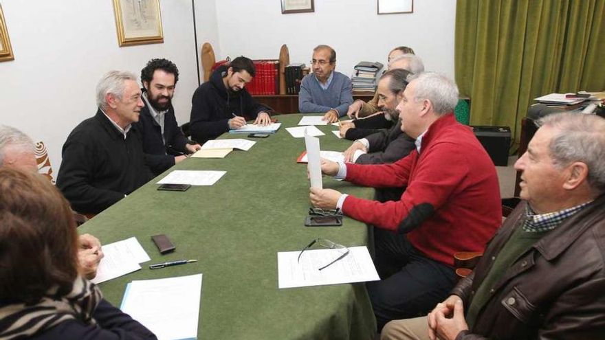 Reunión de ediles de OUC con representantes de instituciones y entidades económicas. // Iñaki Osorio