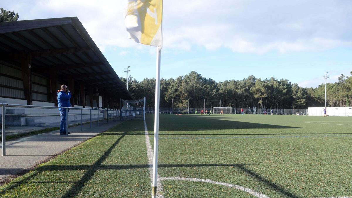 La instalación asume el peso de todo el fútbol base de A Illa.