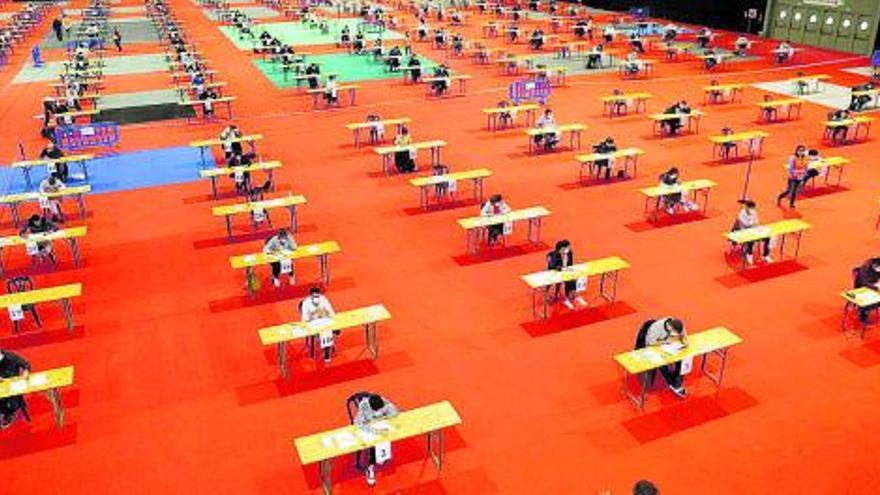 Opositores durante un examen en el recinto de Silleda.