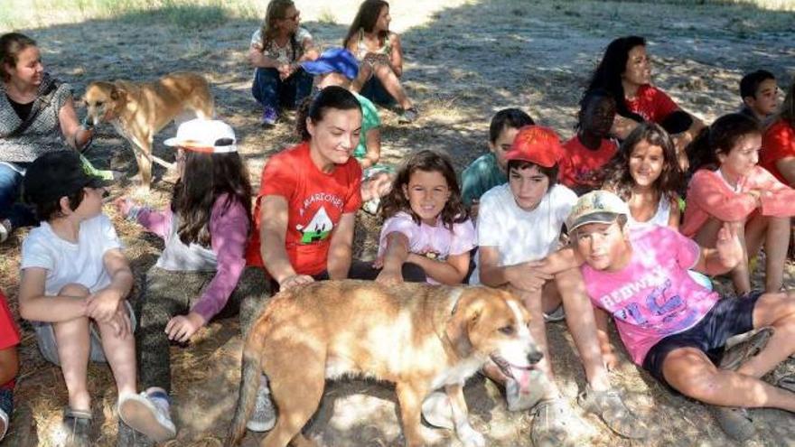 Niños de la ludoteca Marioneta con perros de Os Palleiros.  // Rafa Vázquez