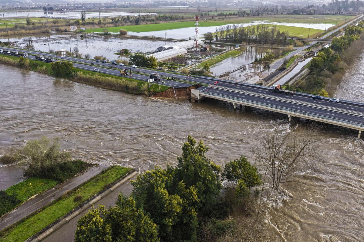 La autovía A1, que une Lisboa con Oporto, colapsada a la altura del dique que se rompió ayer en el río Mondego, en la zona de Casais cerca de Coimbra.