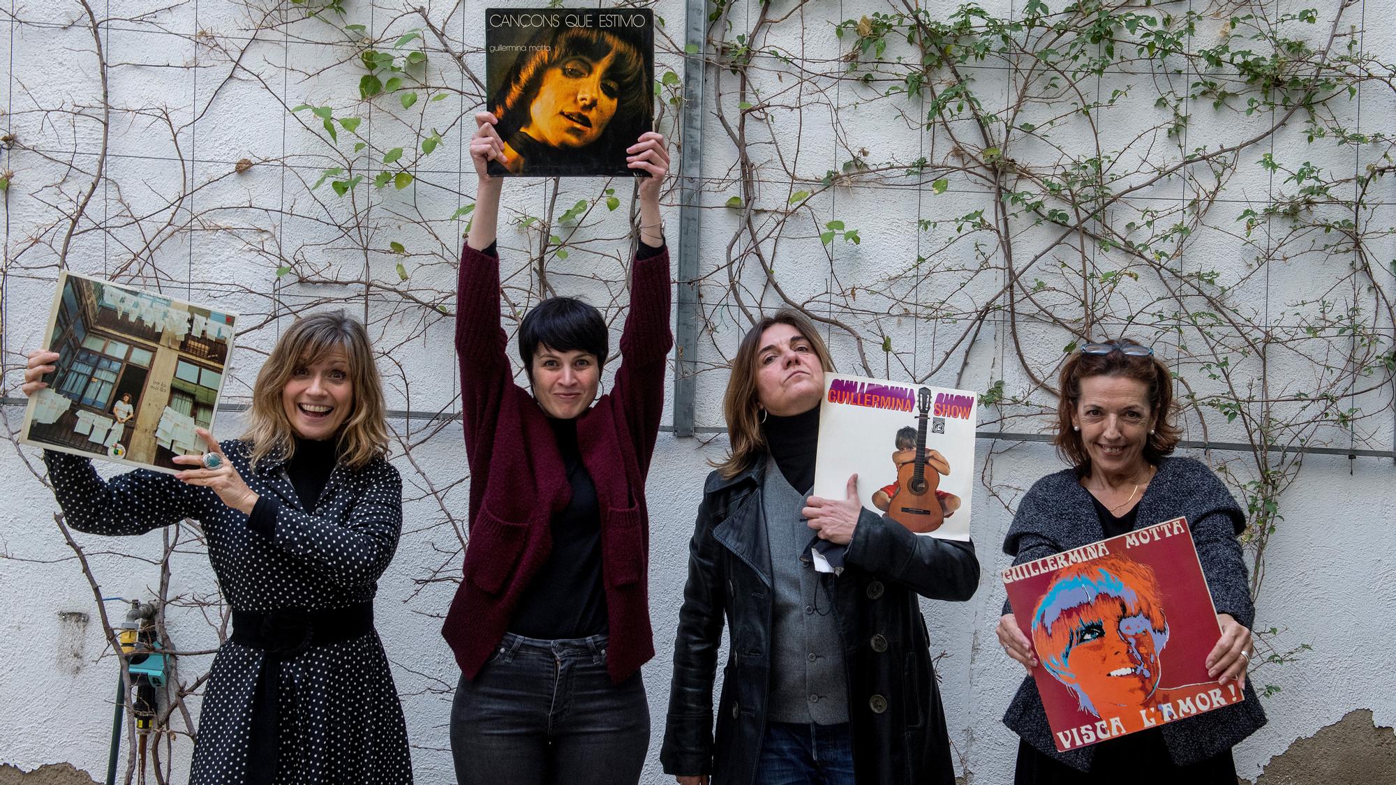 Mone Teruel, Anna Roig, Sílvia Comes y Laura Simó, exhibiendo las portadas de discos Guillermina Motta en la sede de la SGAE.