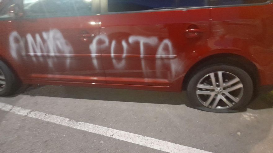 Pinchan las ruedas y rotulan la palabra &quot;puta&quot; en el coche de una concejala de A Laracha