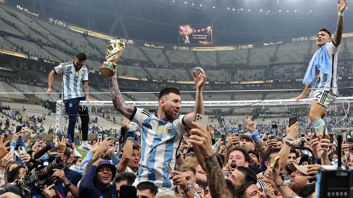 Messi, a hombros y con la copa del mundo