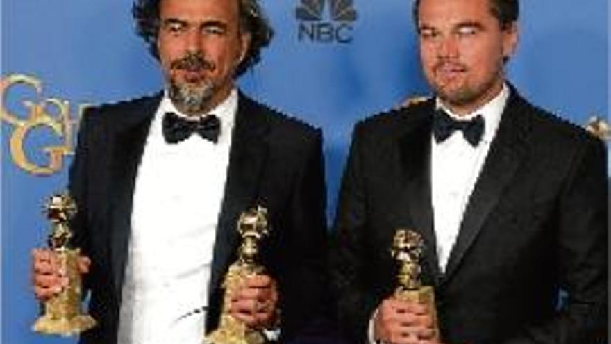 Alejandro Iñárritu i Leonardo DiCaprio amb els premis per &quot;El renacido&quot;