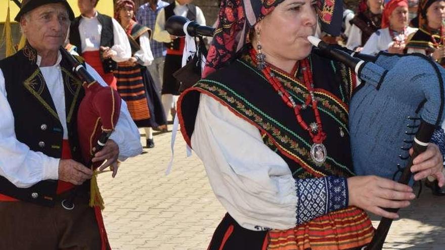 Los gaiteros durante la pasarela.