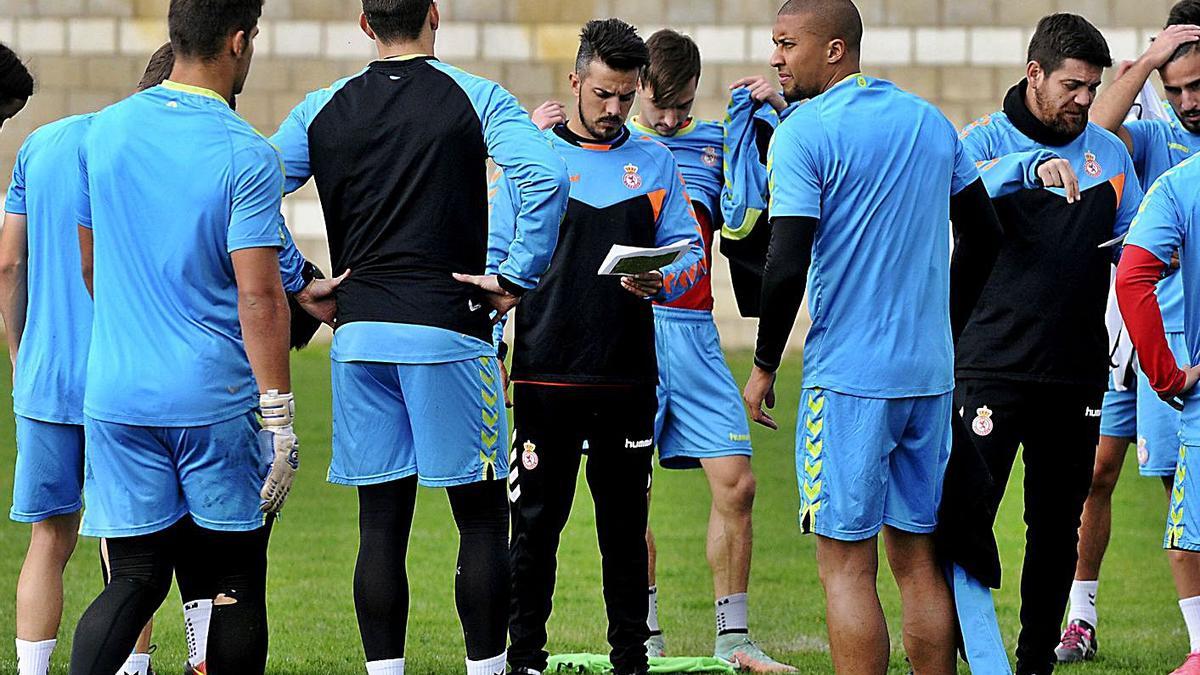 Rubén de la Barrera, en el centro, en un entrenamiento con la Cultural Leonesa en 2016. |  // J. CASARES