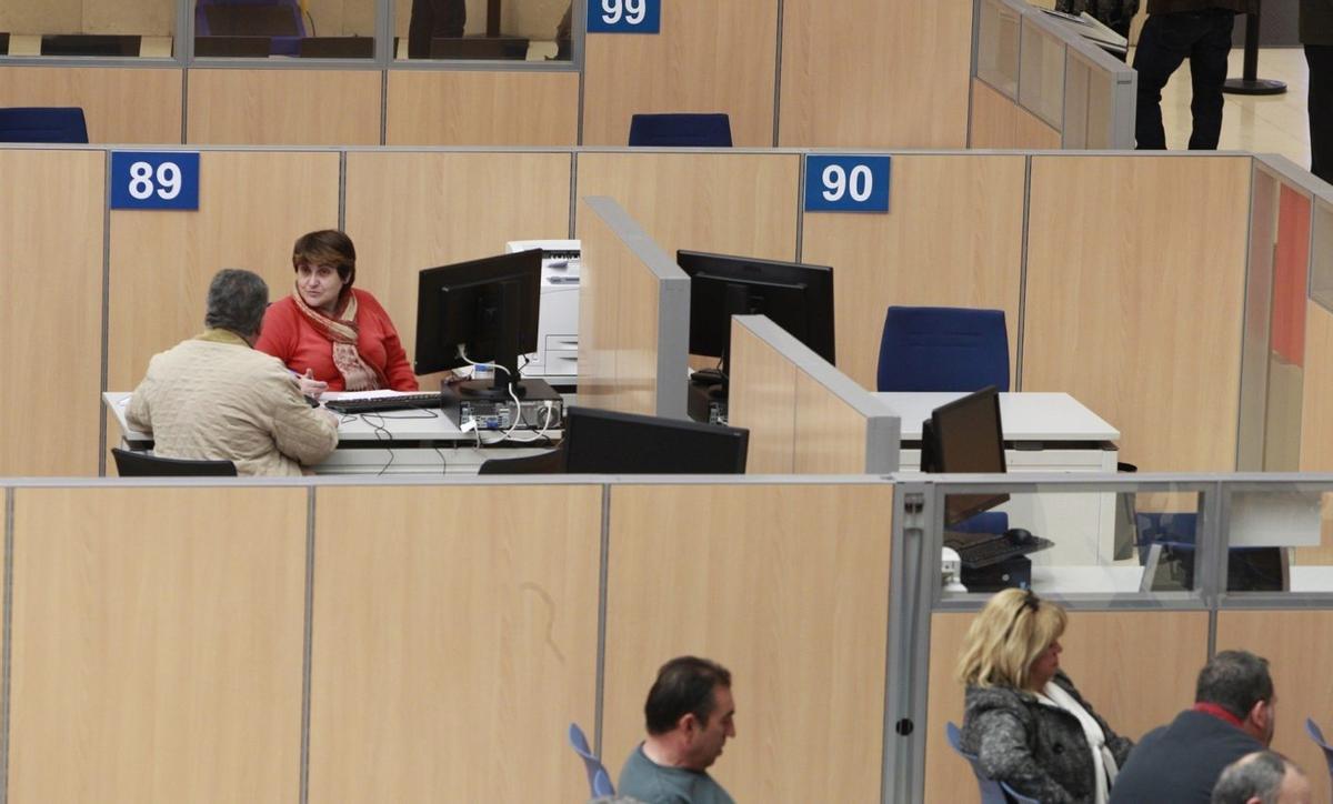 El Govern aplicarà les 35 hores a 250.000 funcionaris a l’abril