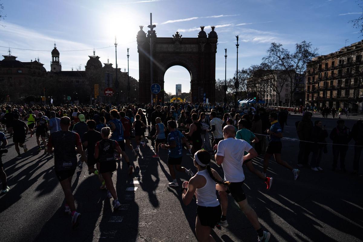 Los corredores pasan por delante del Arc de Triomf.
