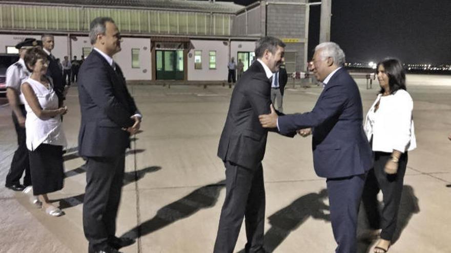 Fernando Clavijo recibe anoche a Antonio Costa a su llegada al aeropuerto de Lanzarote.