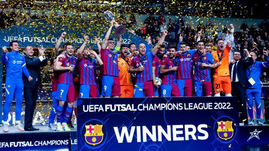 El Barcelona de fútbol sala celebra la conquista del título europeo.
