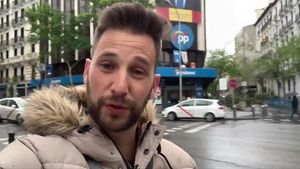 Albert Donaire, ante la sede del PP en la calle Génova de Madrid, antes de declarar en el Tribunal Supremo.