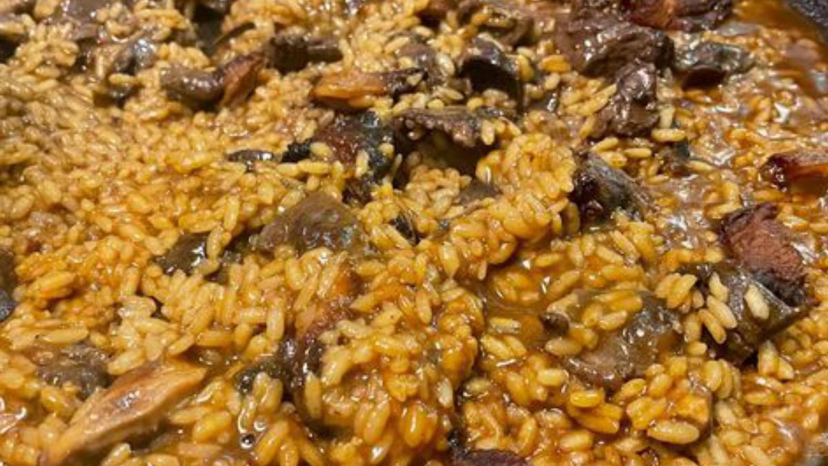 Arroz con menudillos de ave.