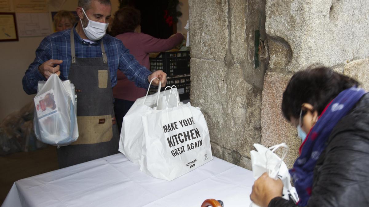 Entrega de los menús en el comedor social