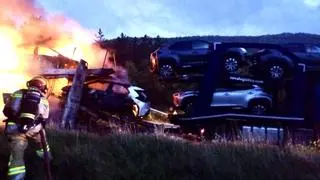 Arde un camión cargado de coches eléctricos en La Bigonia