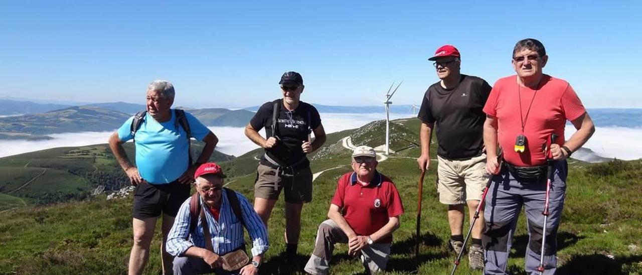 Un grupo de senderistas en la cima.