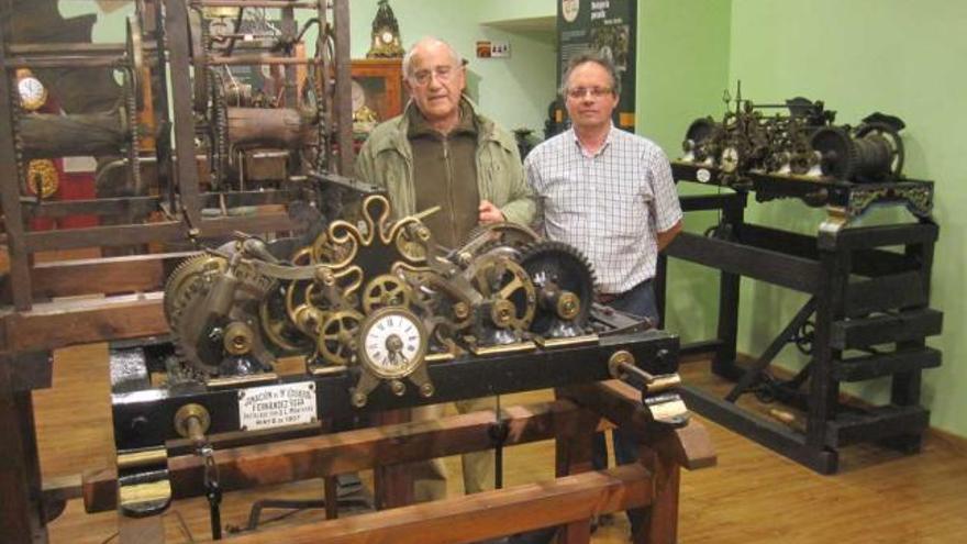 Andrés Martínez (izquierda) y Pedro Suárez, ayer en la Casa del Tiempo de Infiesto.