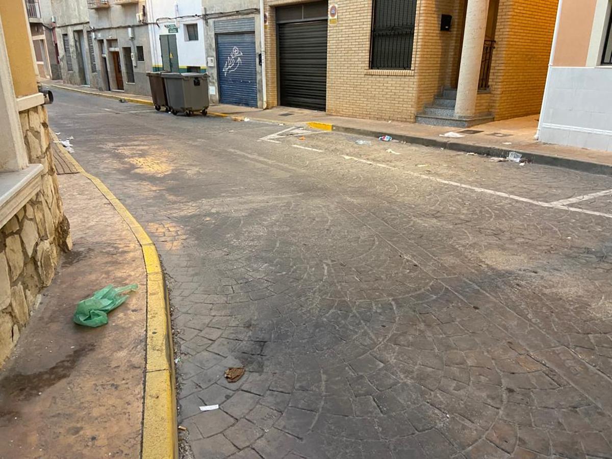 Calles sin baldear y con restos de basura en Crevillent
