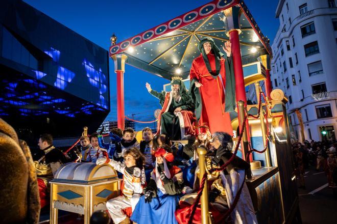 En imágenes | El frío de Zaragoza no puede con la ilusión de ver a los Reyes Magos