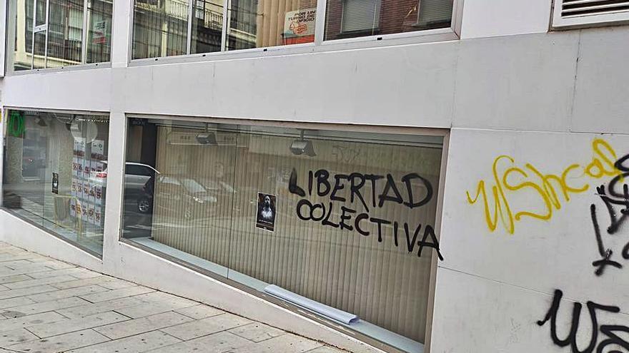 Pintadas en la sede de Vox