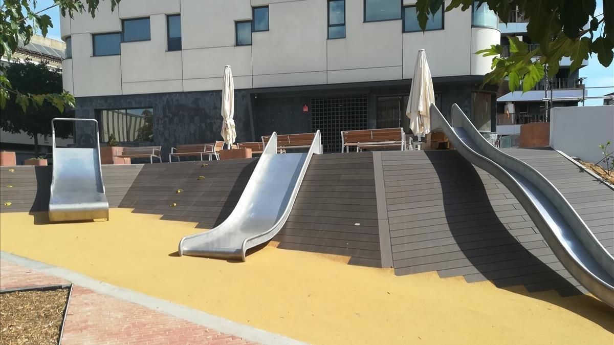 Toboganes en el paseo del Vapor Gran de Terrassa. Foto del lector José María Campos (Arenys de Mar).