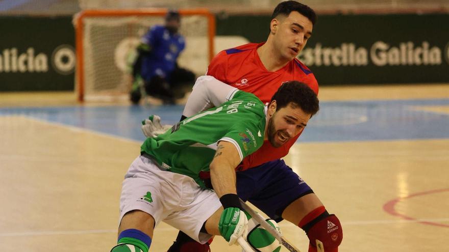 Nuno Paiva pugna con un jugador del Oliveirense en el duelo europeo de Riazor.