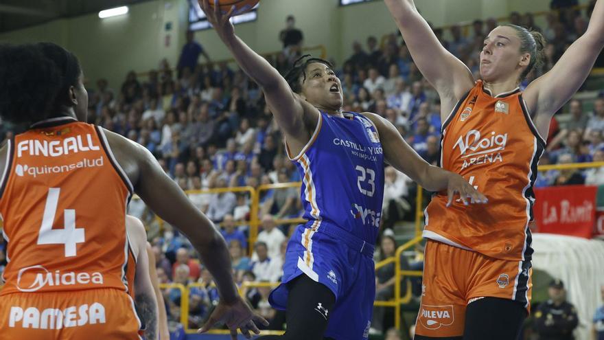 Raquel Carrera defiende una acción de Carter durante el partido de ida jugado el pasado jueves en Salamanca. | M. A. POLO / VBC