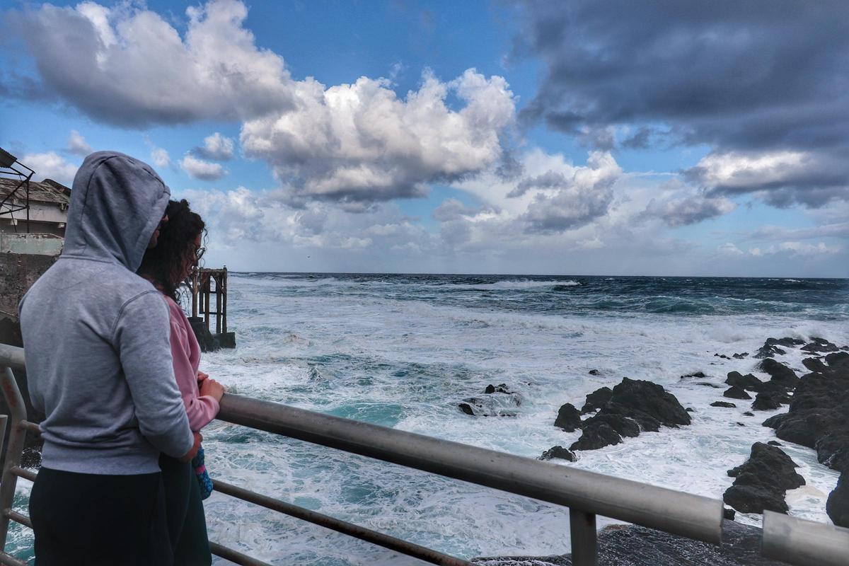 Olas de varios metros y zonas valladas ante el temporal marítimo en la costa de Tenerife
