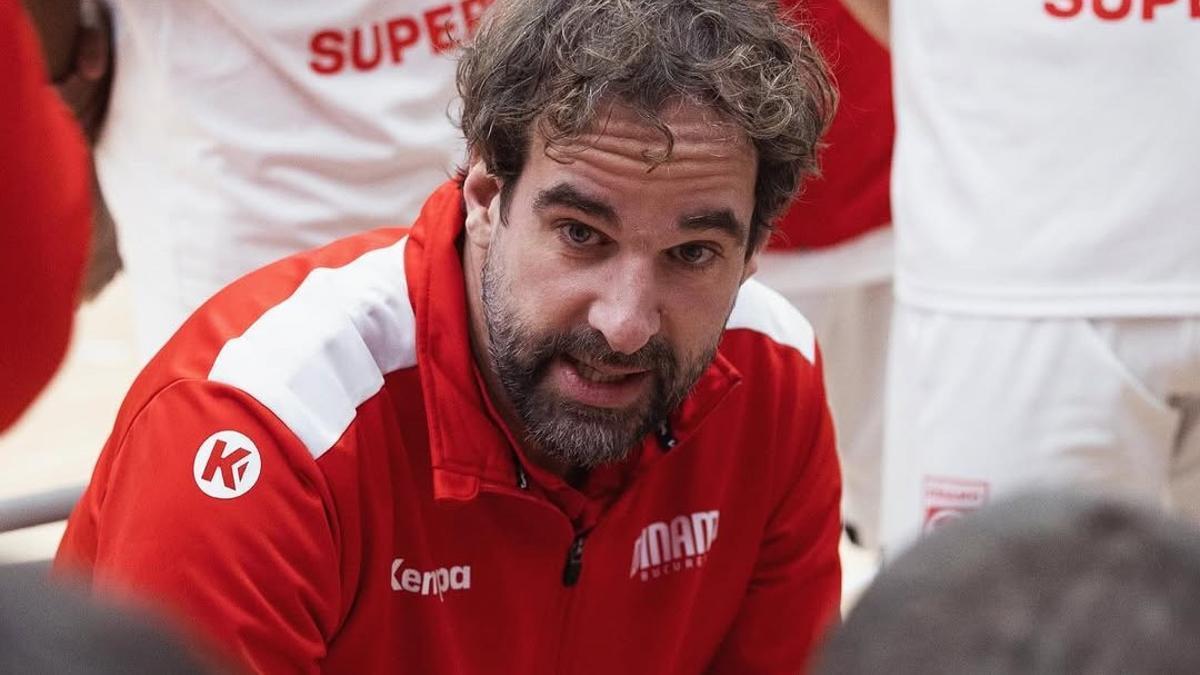 Roger Grimau en un partido con el Dinamo de Bucarest