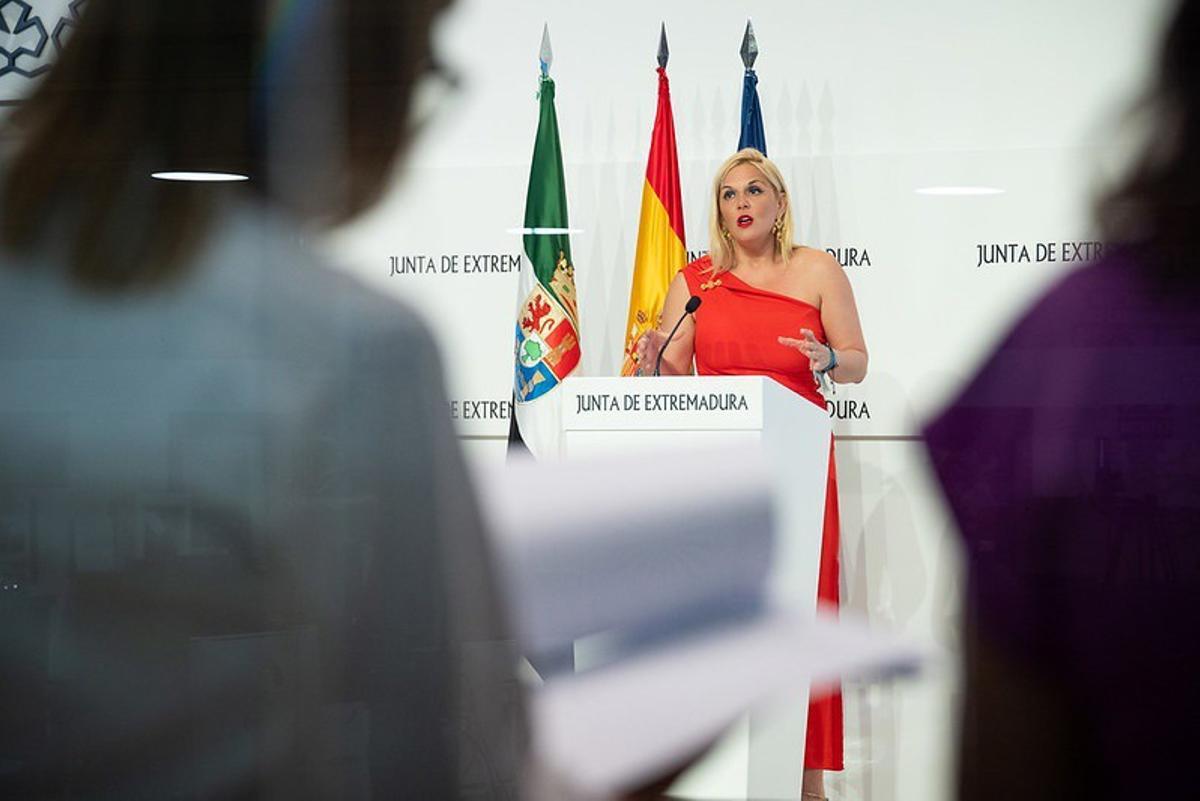 La portavoz de la Junta de Extremadura, Elena Manzano, en rueda de prensa en Mérida tras el Consejo de Gobierno