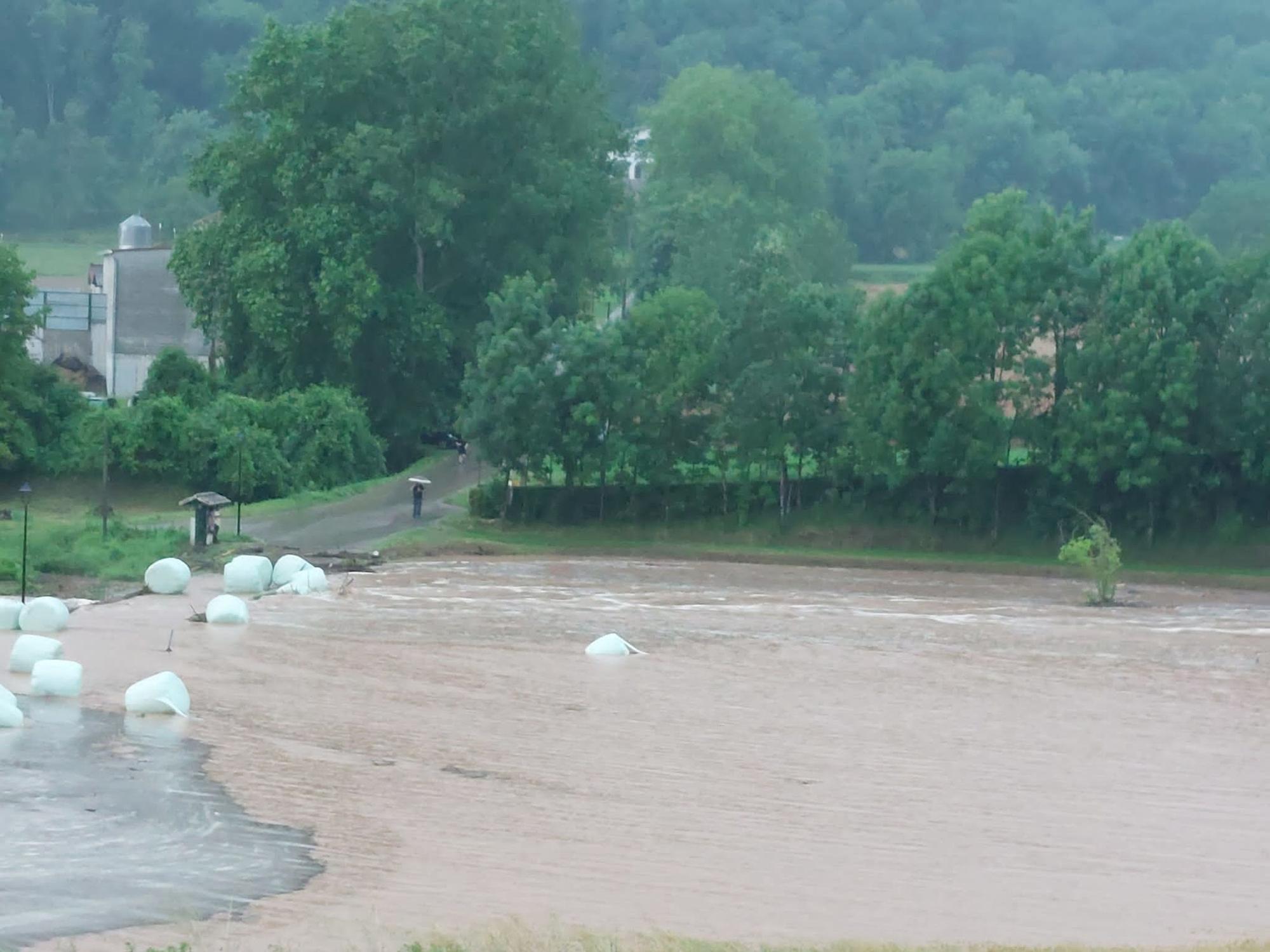 Les fortes pluges desborden rieres i causen inundacions a zones interiors de Girona