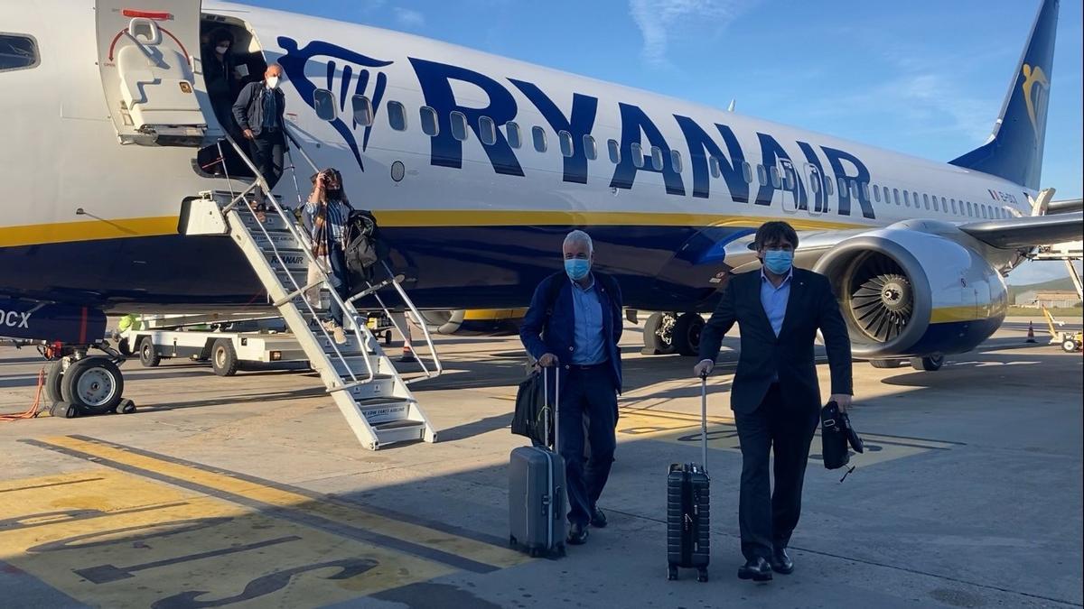 L&#039;expresident Carles Puigdemont i l&#039;exsenador Jami Matamala, sortint de l&#039;avió de Ryanair que els ha portat des de Brussel·les fins a l&#039;Alguer