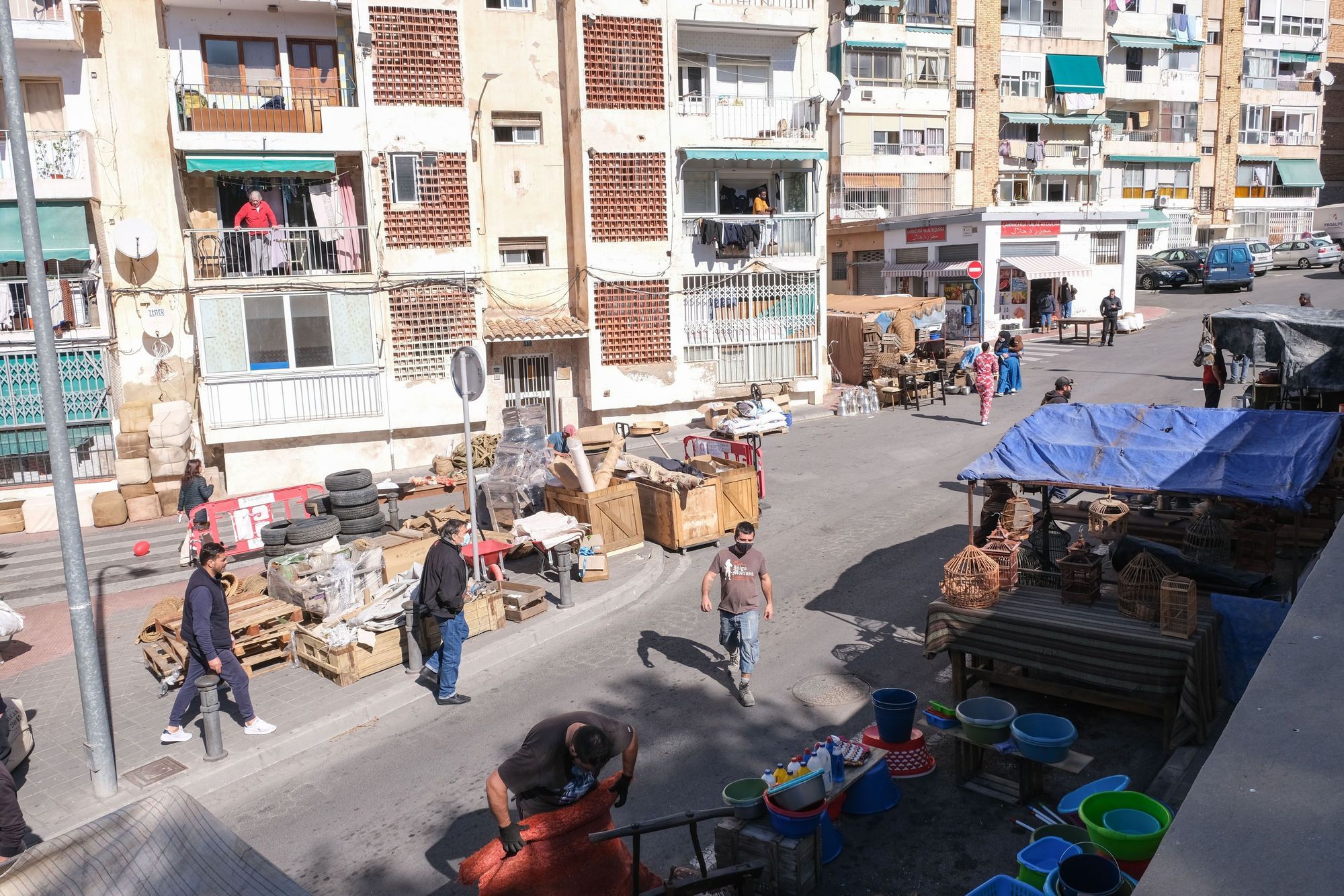 Un barrio valenciano se viste de ciudad afgana para una película de Hollywood