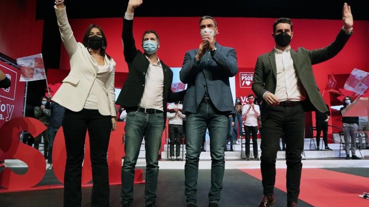 El presidente del Gobierno, Pedro Sánchez, junto al candidato a la Junta y líder del PSOE en Castilla y León, Luis Tudanca (2i); su número dos y cabeza de lista por Zamora, Ana Sánchez, y el secretario provincial, Antidio Fagúndez, el pasado 29 de enero de 2022 en Zamora.