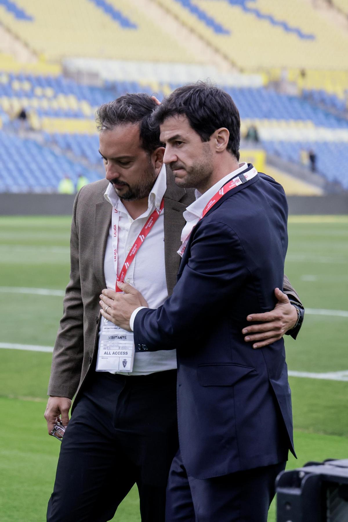 Fernando López se abraza con Juan Casáñez, director de comunicación del Real Zaragoza.