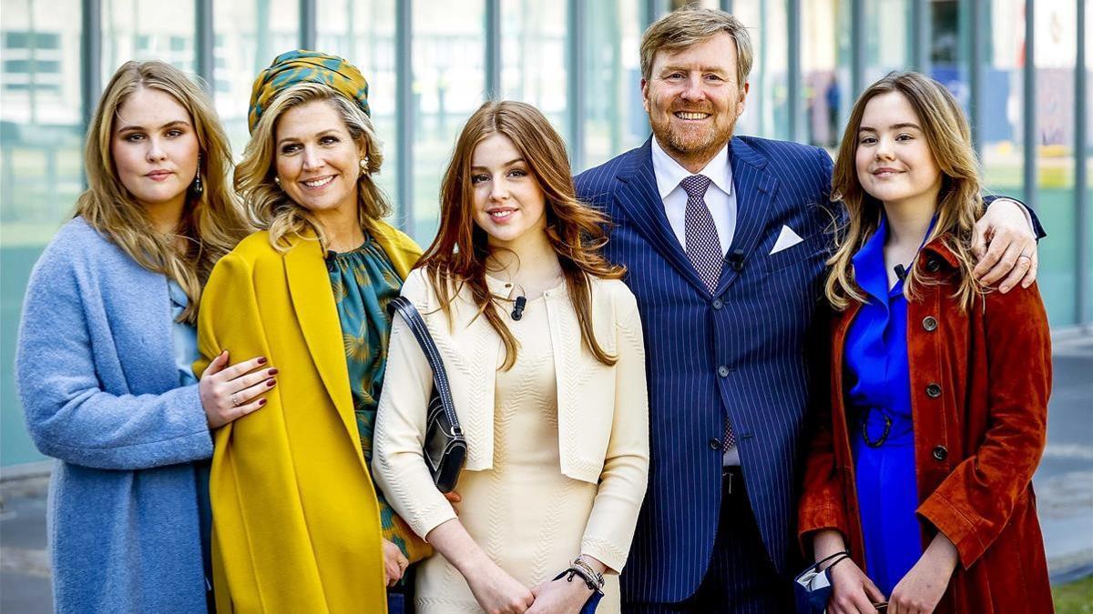 27 April 2021  Netherlands  Eindhoven  Dutch King Willem-Alexander (2nd R) and Queen Maxima (2nd L) stand together with their daughters Princess Ariane (R)  Princess Alexia (C) and Princess Amalia (L) for a King s Day photo   It is the second King s Day in lockdown  and the traditional flea markets and folk festivals are once again cancelled or taking place online  Photo  Koen Van Weel ANP dpa  27 04 2021 ONLY FOR USE IN SPAIN